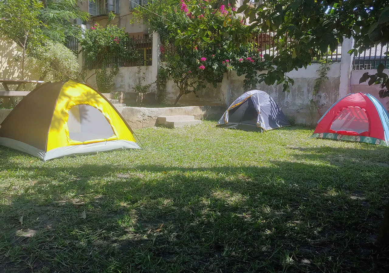 Zona de campismo no jardim do Ruby Backpackers