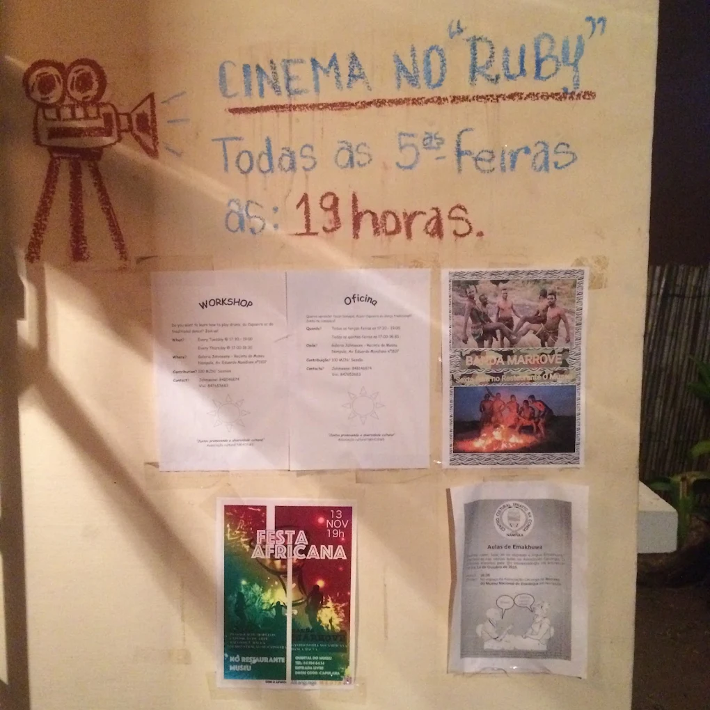 Cartaz do cinema semanal no Ruby Backpackers