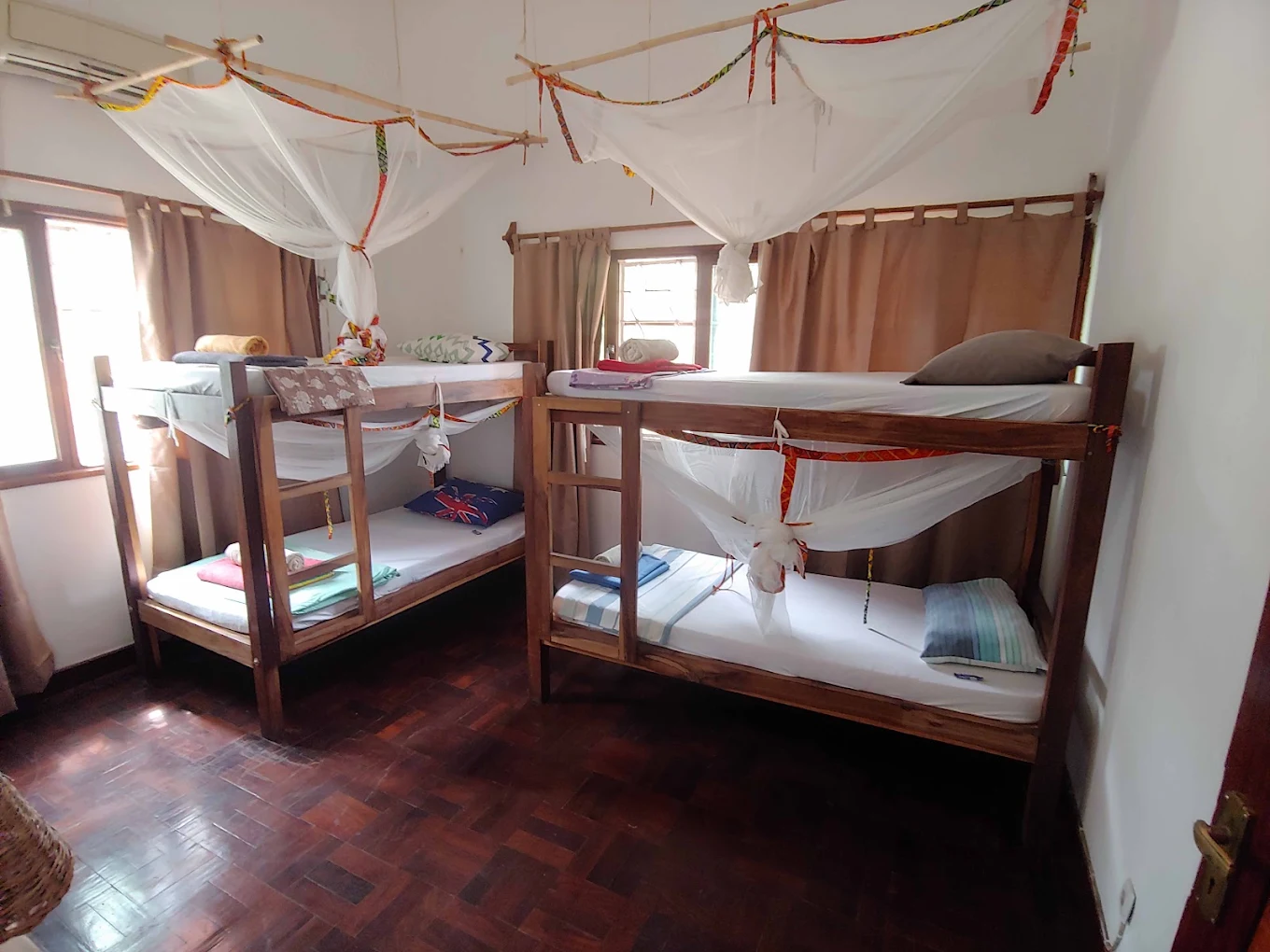 Dormitório partilhado com beliches no Ruby Backpackers