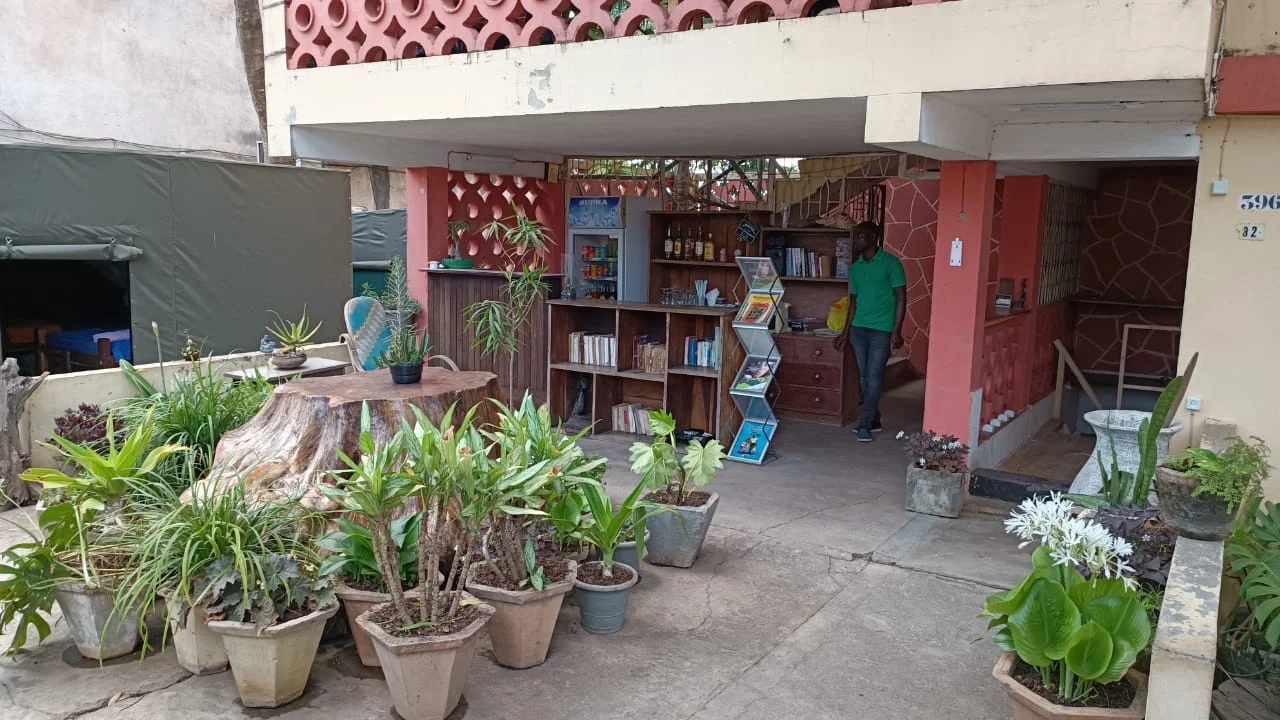 Entrada do Ruby Backpackers com plantas e biblioteca
