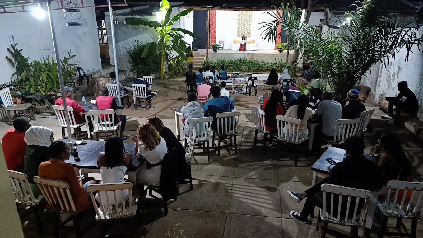 Esplanada exterior com hóspedes