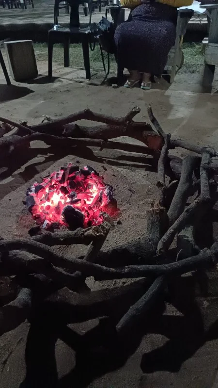 Fogueira à noite no espaço exterior