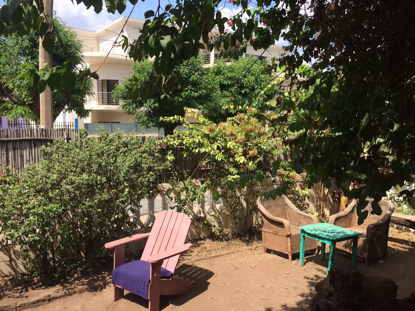 Jardim arborizado da propriedade