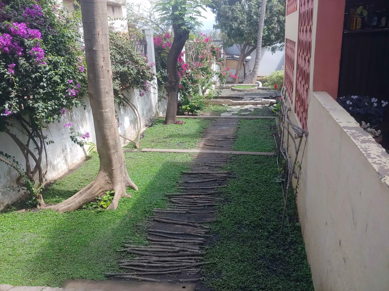 Caminho ajardinado da propriedade