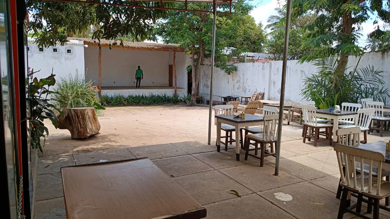 Pátio com mesas e cadeiras