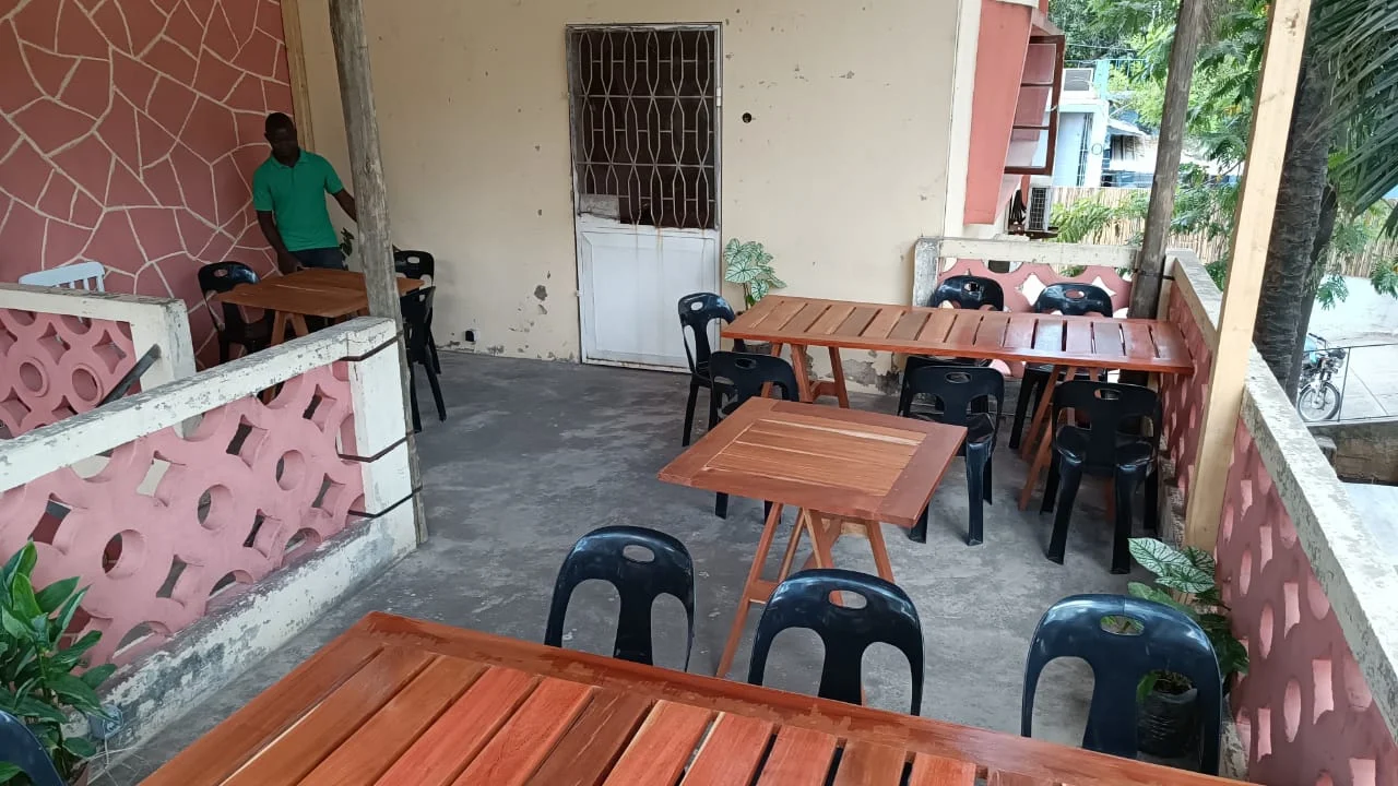 Sala comum com mesas no Ruby Backpackers