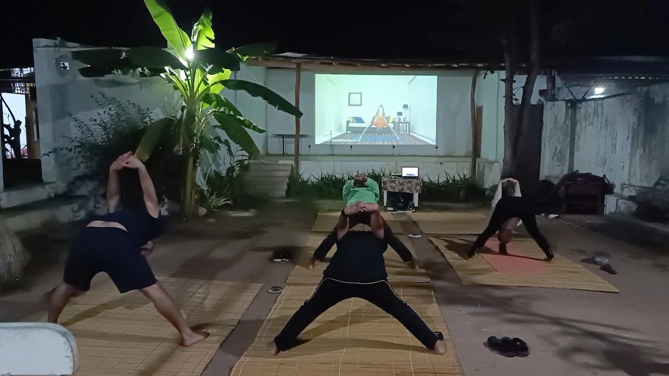 Sessão de yoga no pátio do Ruby Backpackers